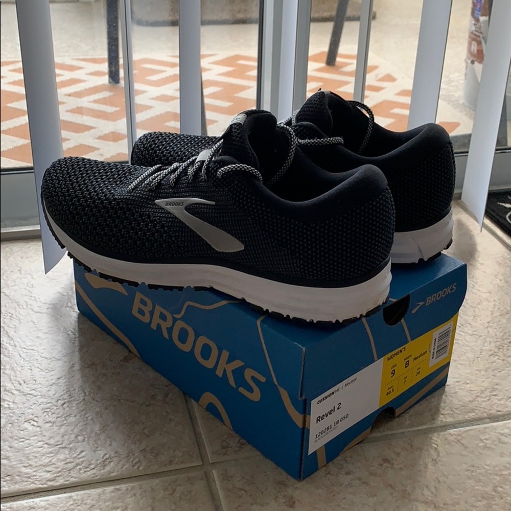 Women’s Brooks Revel 2 Sneakers, size 9 - worn 5x!